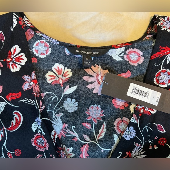 Banana Republic NWT wrap blouse, floral pattern, 3/4 puffy sleeves elastic ends - Picture 5 of 5